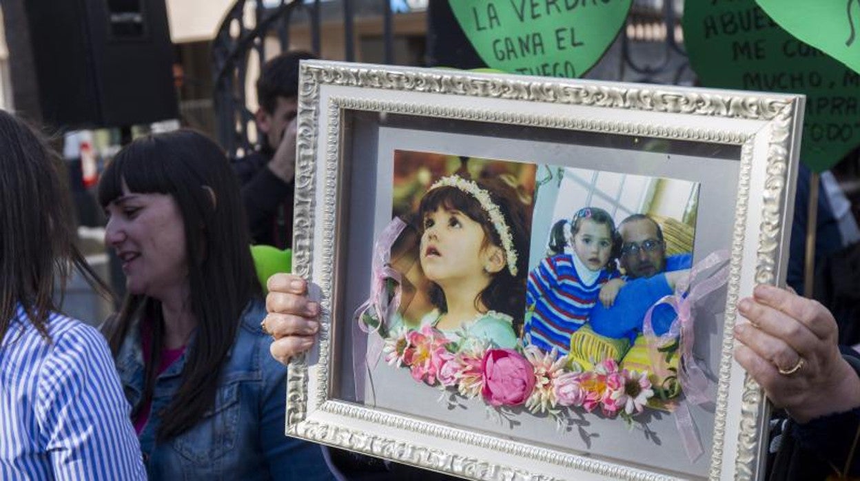 Un cuadro con retratos de las víctimas del doble crimen, padre e hija