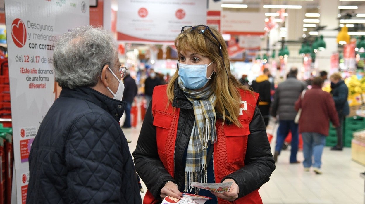 Una voluntaria durante la campaña de donaciones