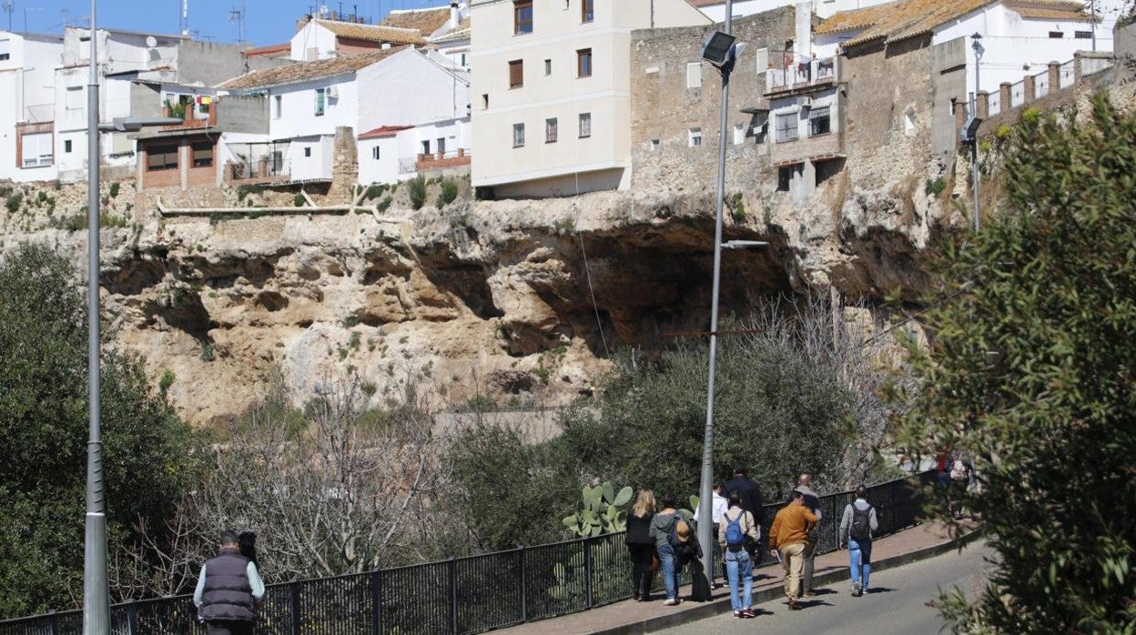 Paseantes en la localidad de Hornachuelos