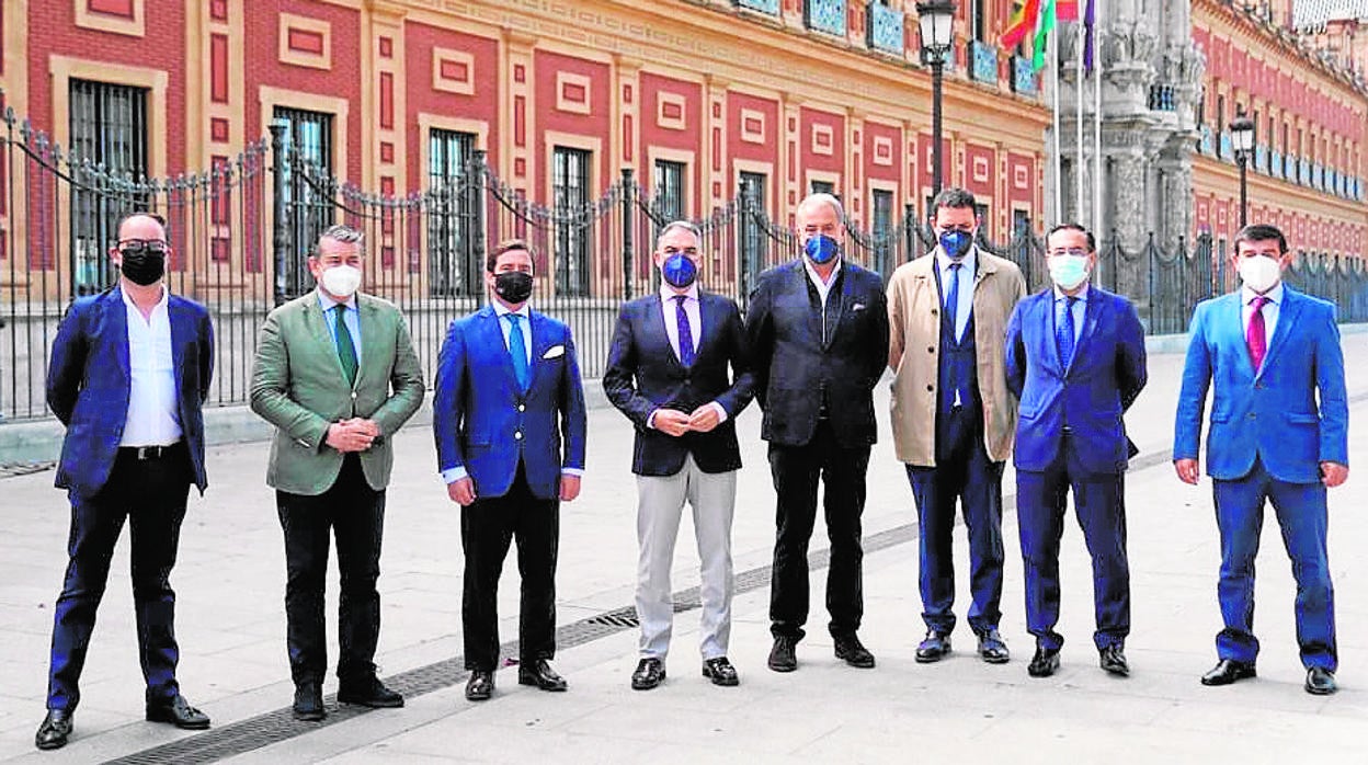 Elías Bendodo, Antonio Sanz y Miguel Briones, junto a los represenantes de de la patronal taurina