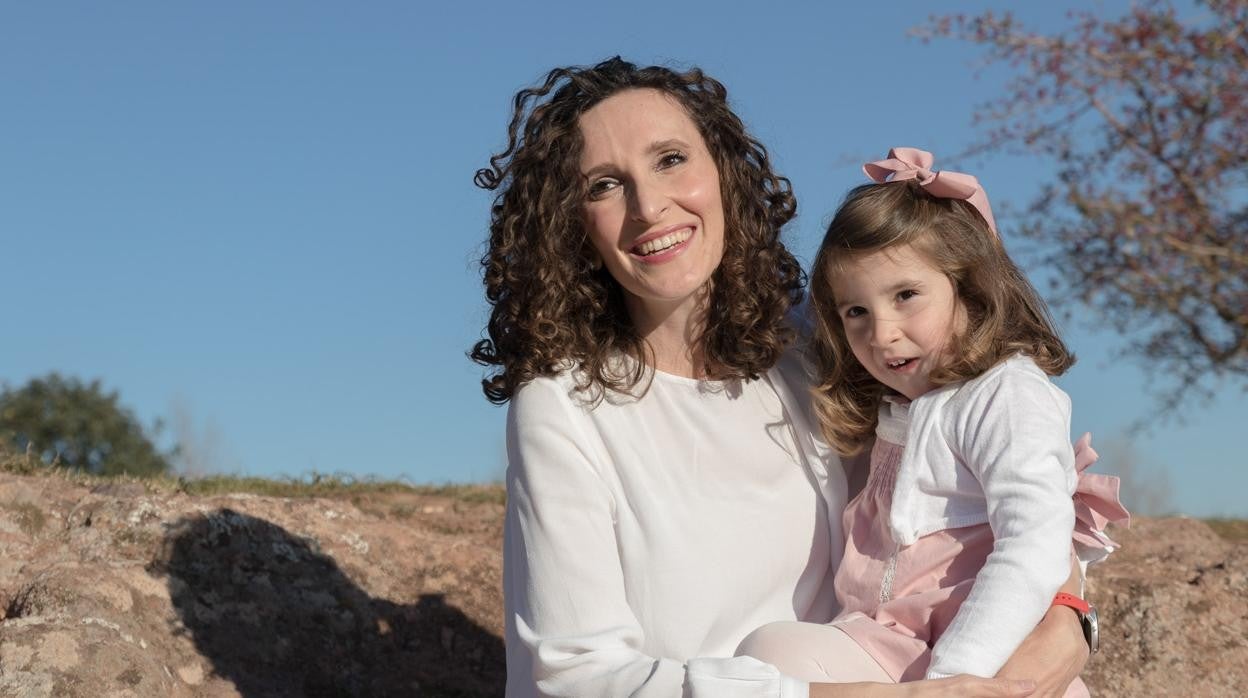 Ingrid, una de las madres que ha participado en el estudio, posa con su hija Lola