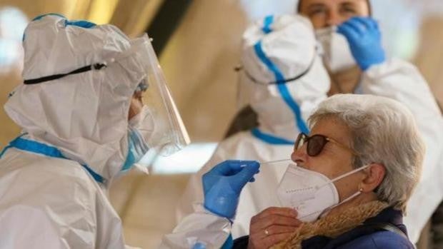 Andalucía recorta contagios de Covid un día más y la incidencia ya baja a 225 puntos