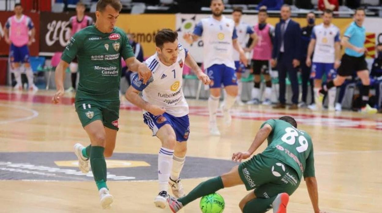 Koseky y Caio intentan ganarle el balón a un rival del Zaragoza