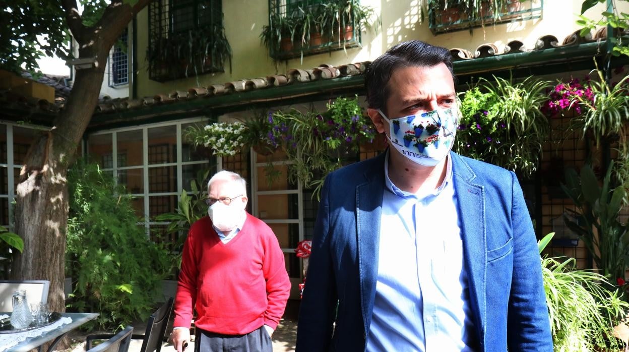 El alcalde, durante la presentación hoy del Festival de Patios en el recinto de la Plaza de las Tazas, 11