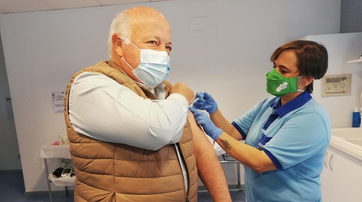 Jesús Aguirre recibe la vacuna de una sanitaria en el centro de salud del Sector Sur de Córdoba