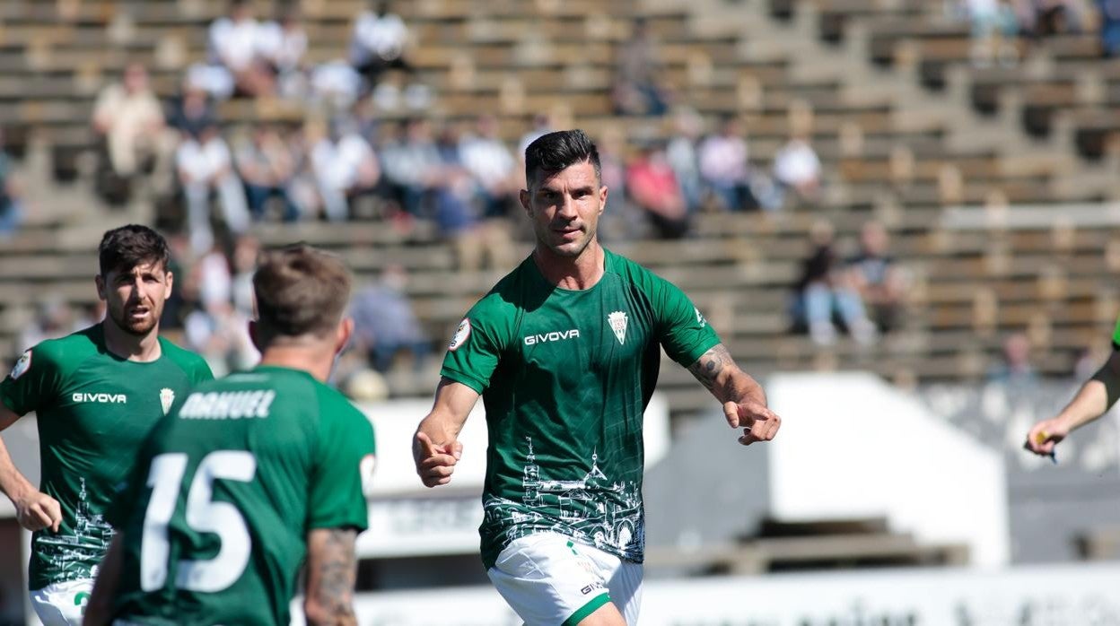 Willy celebra el golazo de cabeza que supuso el 0-2 del Córdoba CF ante el Linense