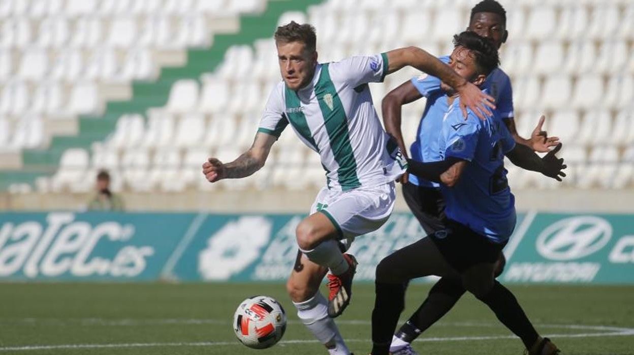 Nahuel arroyo en el partido de ida ante la Balompédica Linense