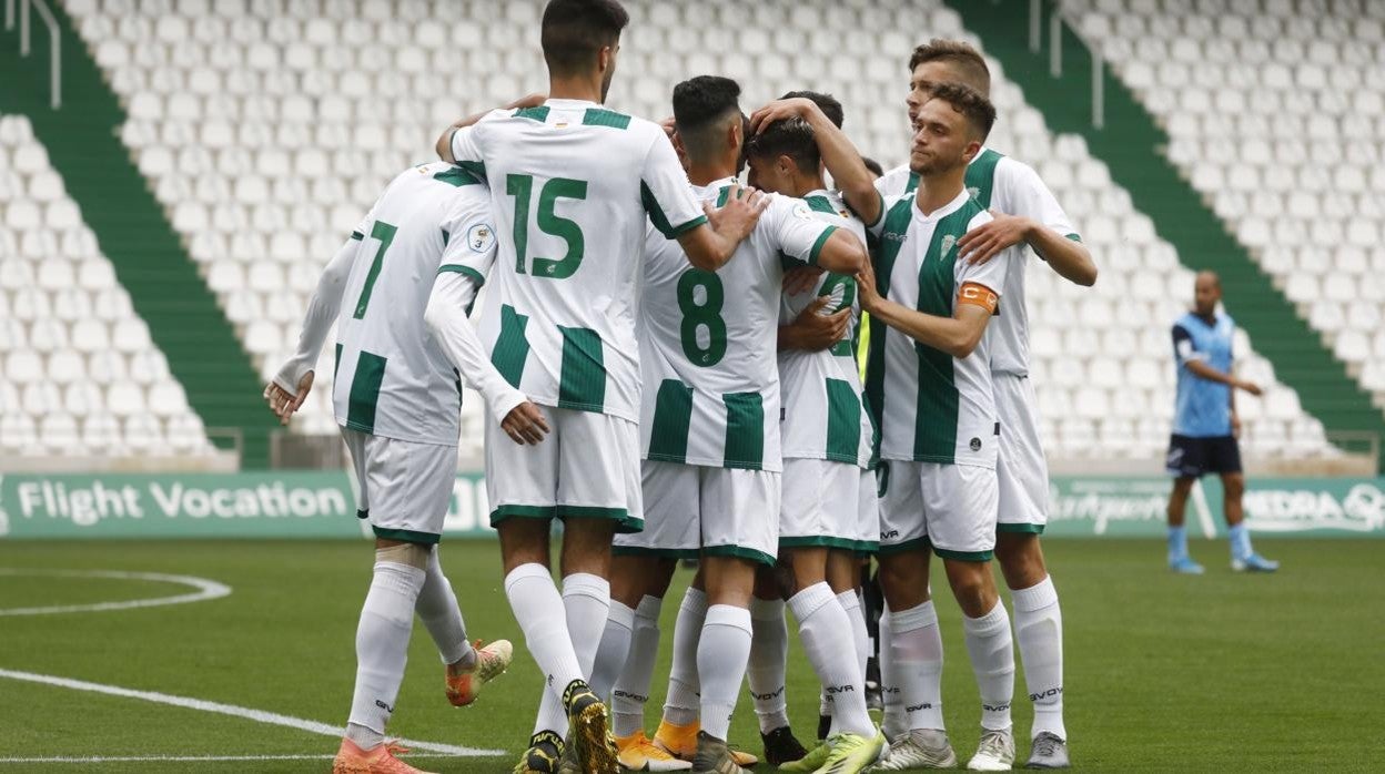 Los jugadores del Córdoba B celebra un gol ante el Rota en el partido de El Arcángel