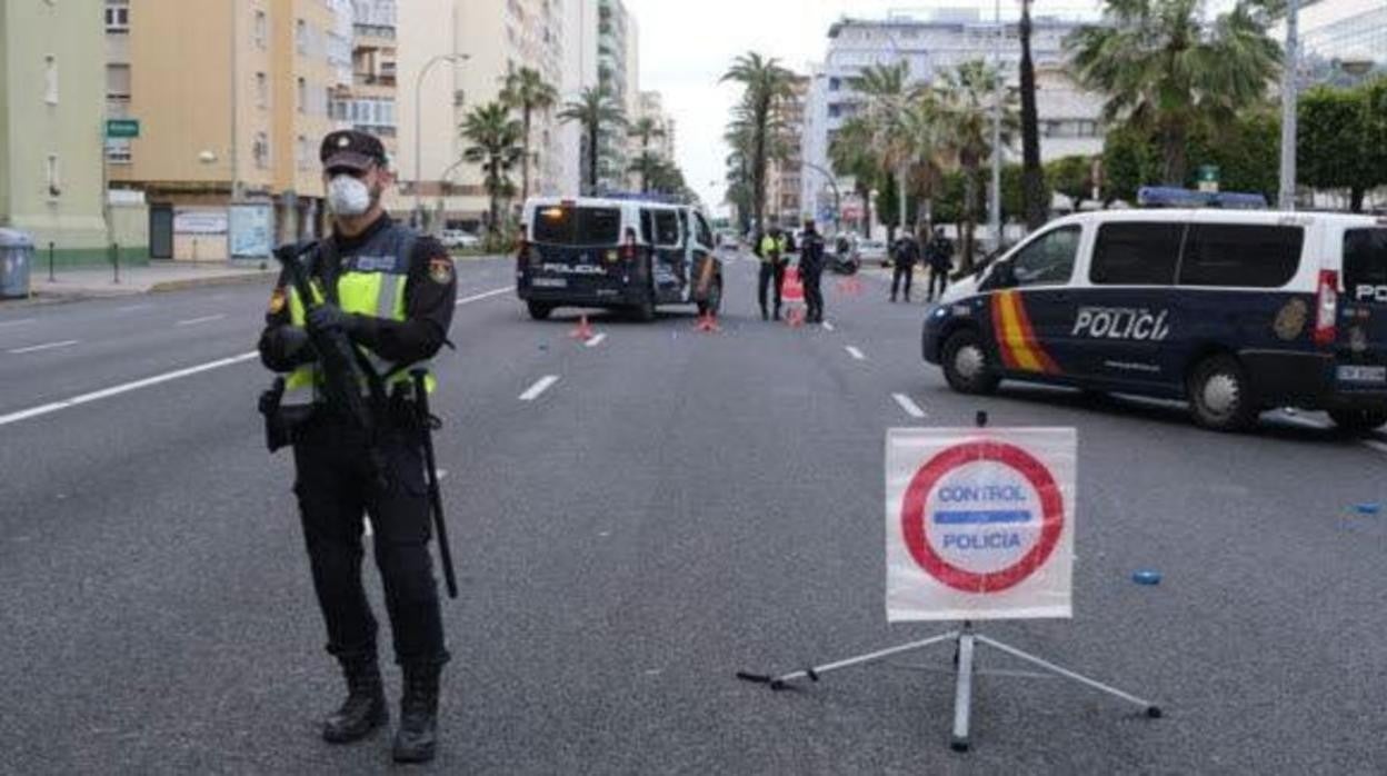 Agentes de la Policía en un control en Cádiz