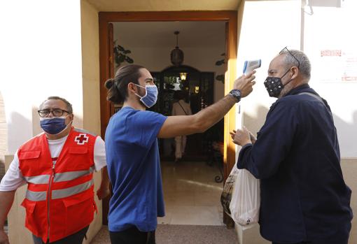 Toma de temperatura en el acceso a una casa-patio, el pasado octubre