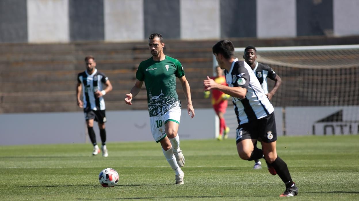 El mediapunta del Córdoba CF Miguel de las Cuevas lleva el balón ante el Linense