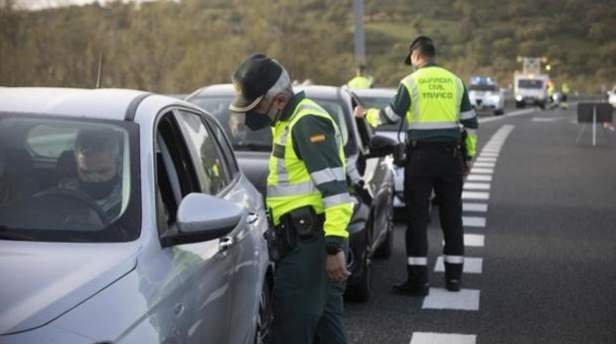 Agentes de la Guardia Civil en un control