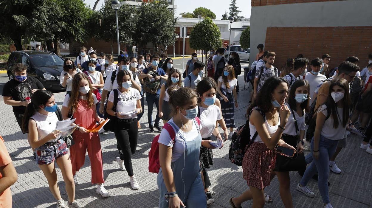 Estudiantes de Córdoba se dirigen a aulas de Enfermería para realizar la Selectividad en julio