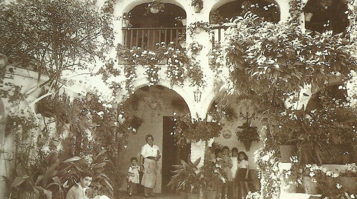 Patio de Enmedio 25, en el Alcázar Viejo, primer premio en 1957