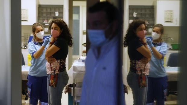 Vacuna AstraZeneca en Córdoba | Los docentes reciben la dosis final: «Se me ha hecho muy larga la espera»