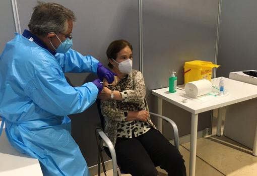 Una mujer recibe la vacuna de Pfizer