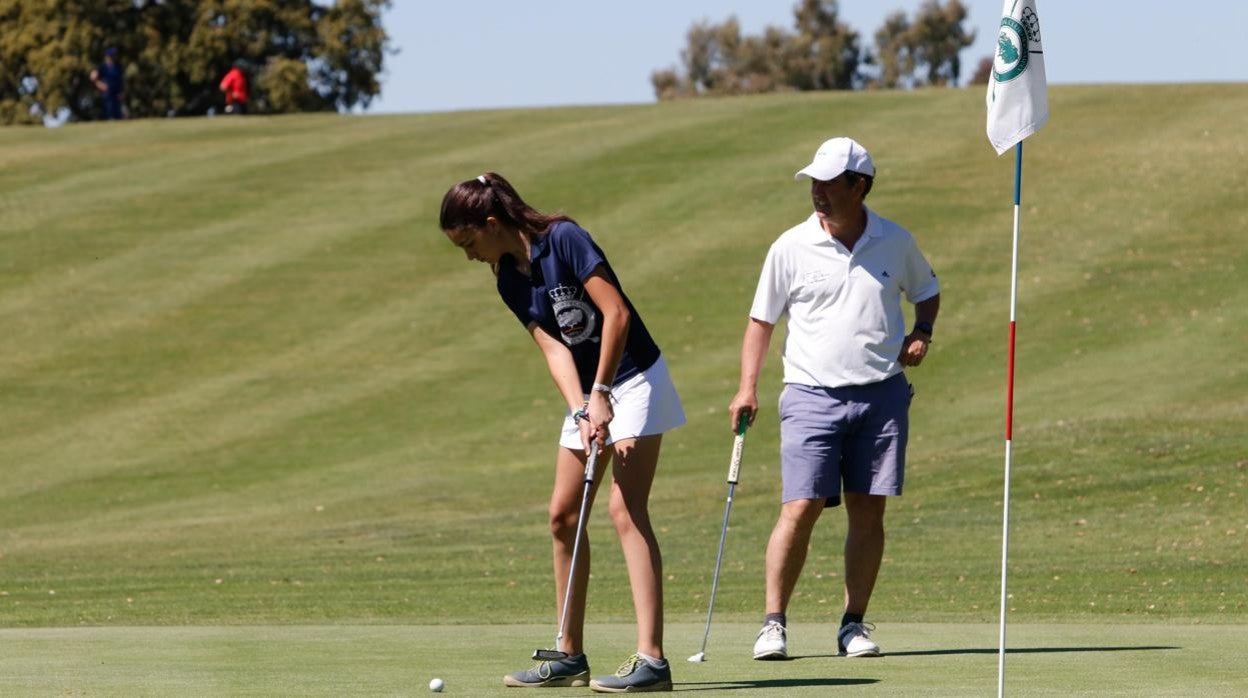 Una jugadora de golf, en la última edición de la Copa Albolafia