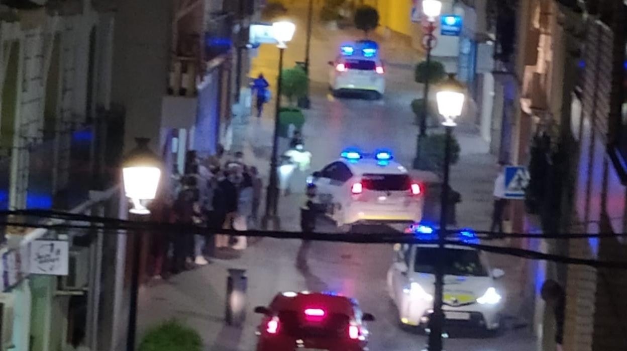 Coches de la Policía Nacional ante el Colegio de Abogados de Lucena