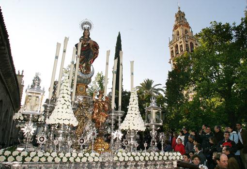 La Inmaculada Concepción, con piñas de claveles blancos