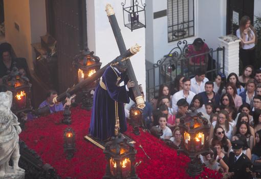 El Señor de la Pasión, con flores rojas