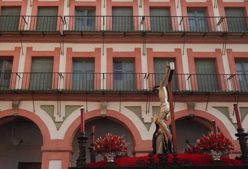 El paso del Señor de la Caridad, con claveles rojos