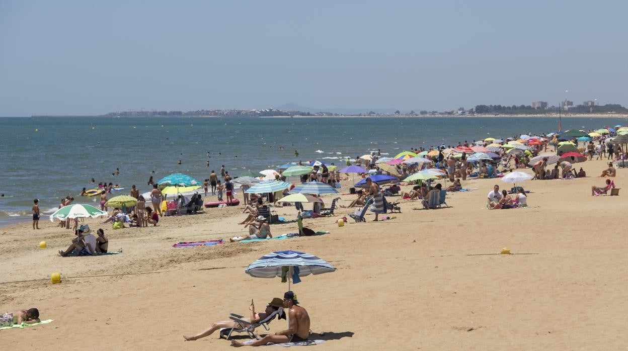 Varias personas disfrutan en una playa de Andalucía