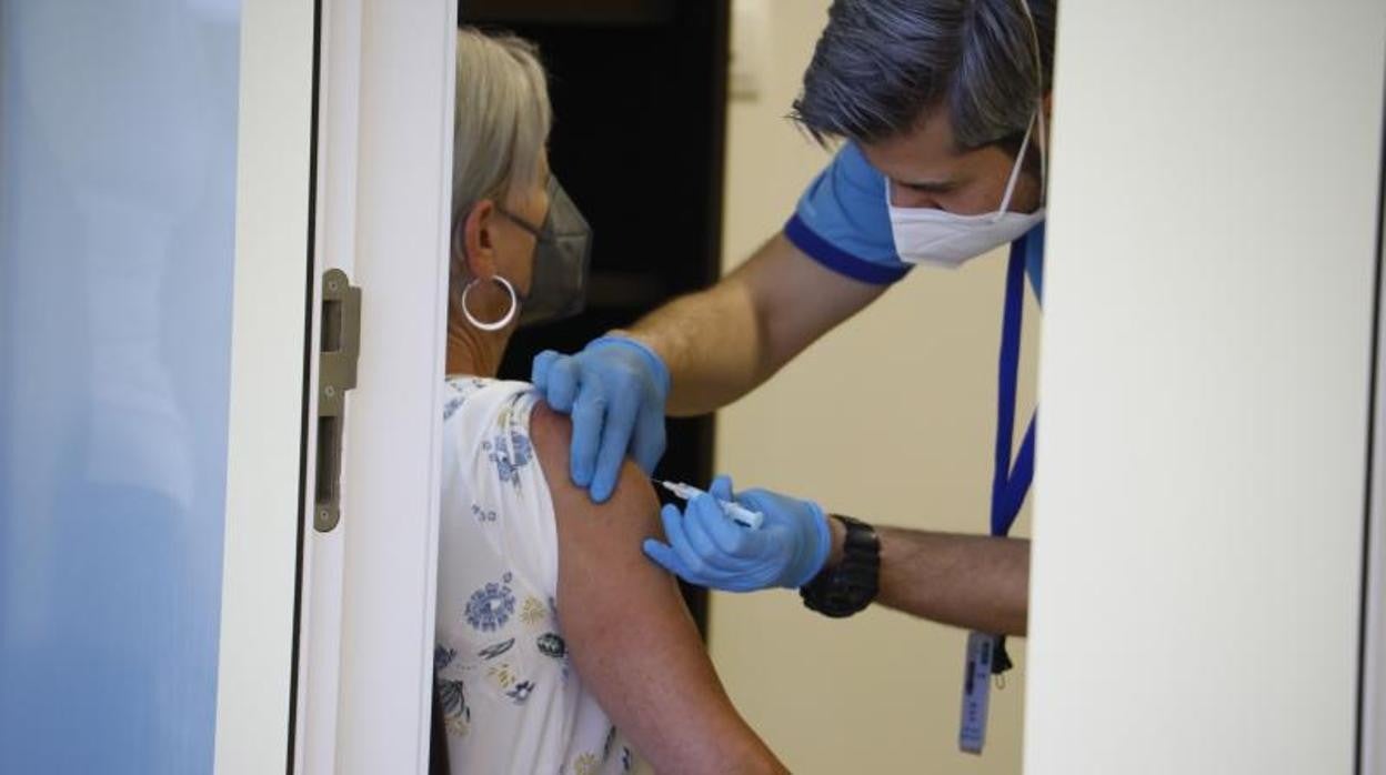 Un sanitario vacuna a una mujer en Córdoba