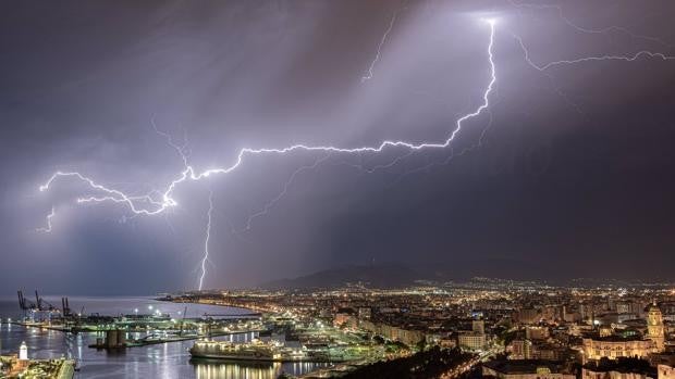 Málaga despide el estado de alarma con una espectacular tormenta de rayos