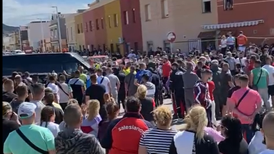 Graves altercados en La Línea tras la muerte de dos hombres en el mar