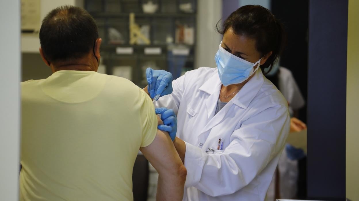 Una sanitaria vacuna a un cordobés en el centro de salud del Sector Sur