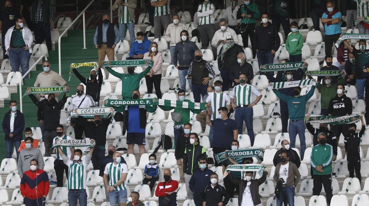 Aficionados del Córdoba muestran sus banderas en el partido del domingo ante el Cádiz B