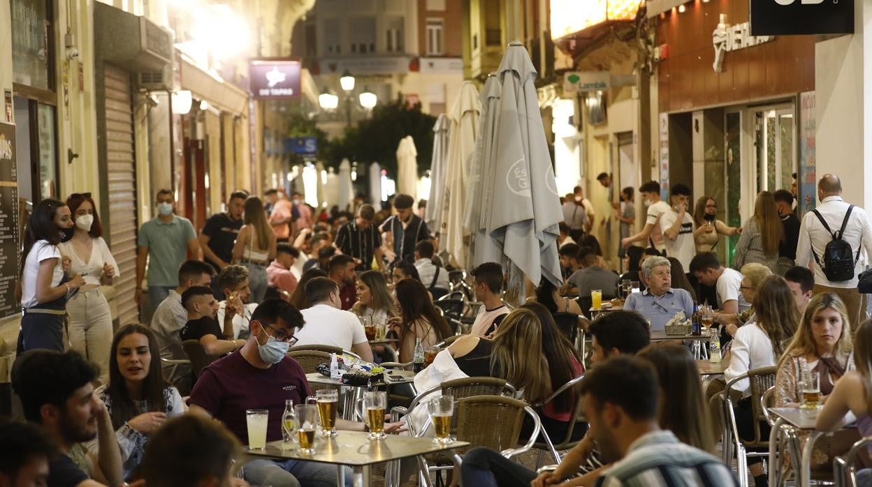 Aspecto de una zona de terrazas de Córdoba el pasado sábado, primera noche sin toque de queda