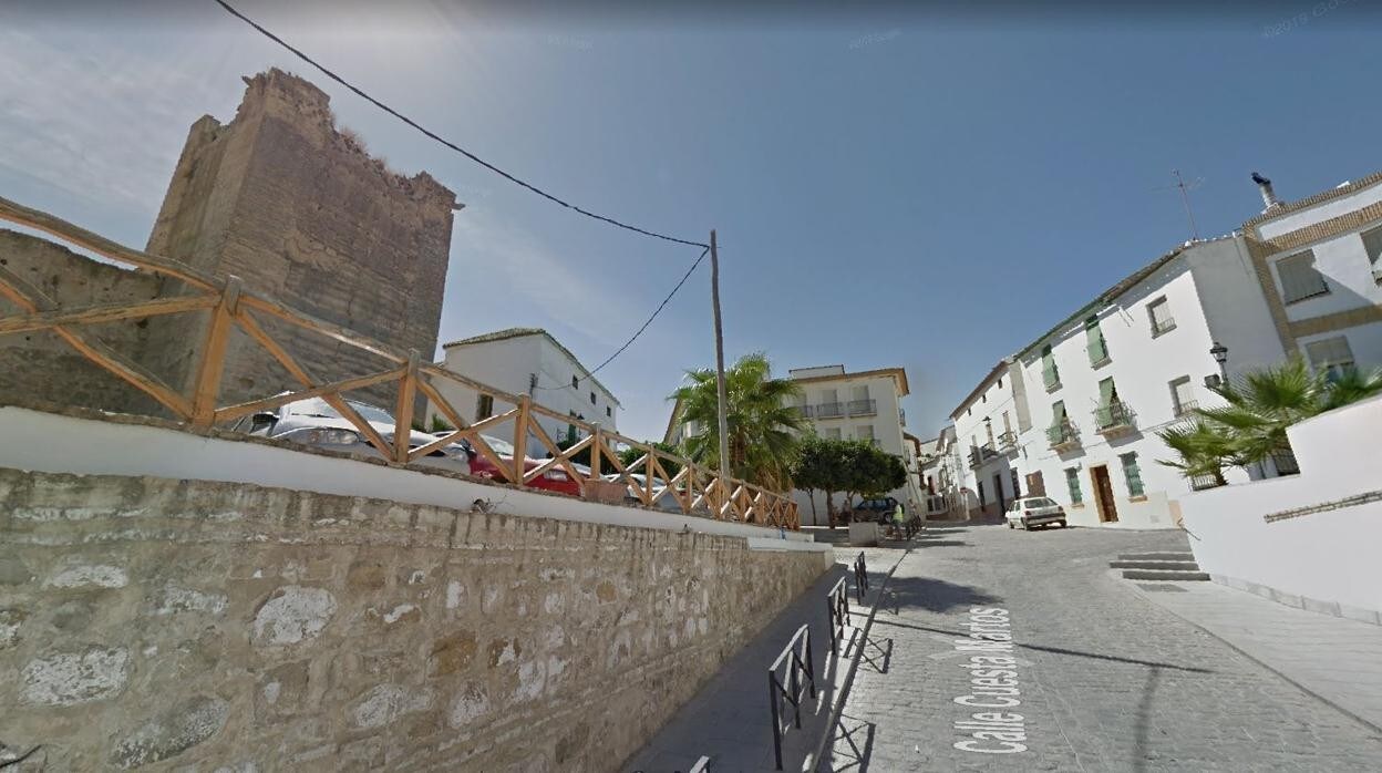 Calle Cuesta Martos de Castro, con el castillo a la izquierda, en una imagen tomada de Google Street View