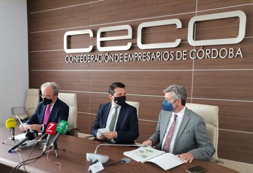 El alcalde, junto al presidente de CECO y al responsable municipal de Aucorsa