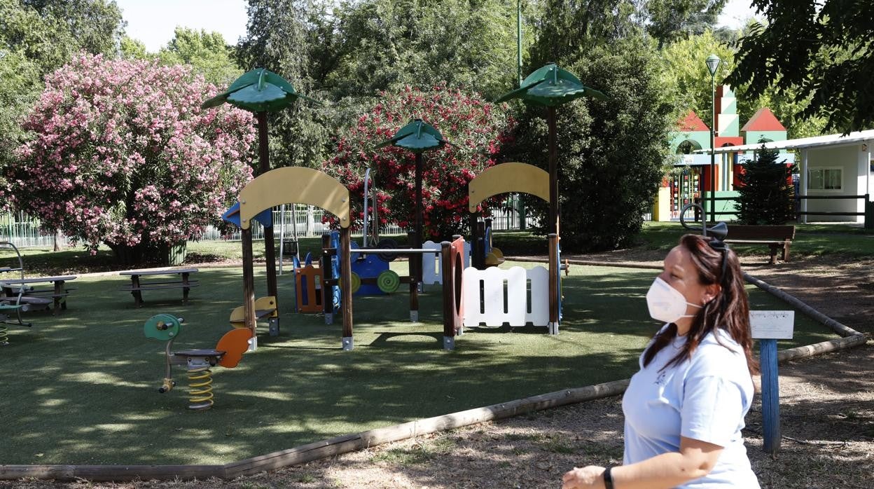 Una mujer en las instalaciones infantiles