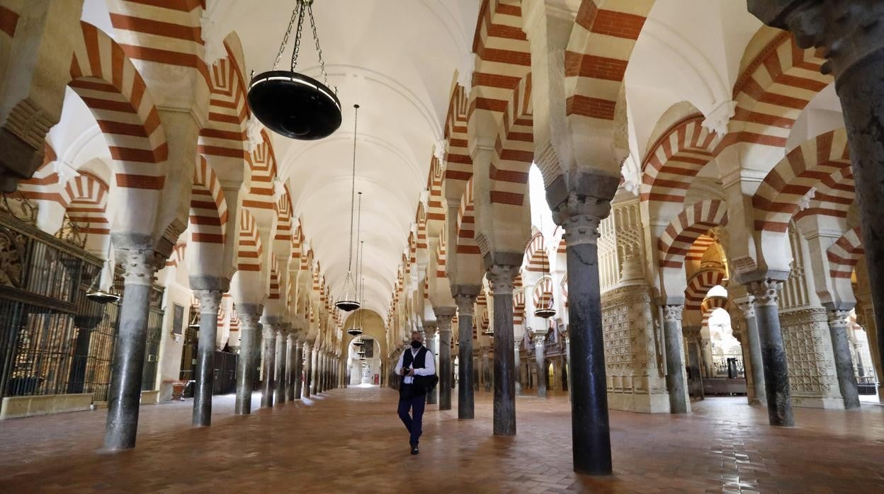 Un guía turístico en el interior de la Mezquita-Catedral de Córdoba