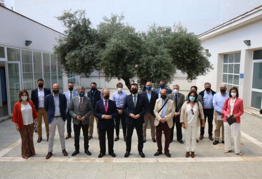 Foto de familia del alcalde con miembros de CECO y representantes de los polígonos