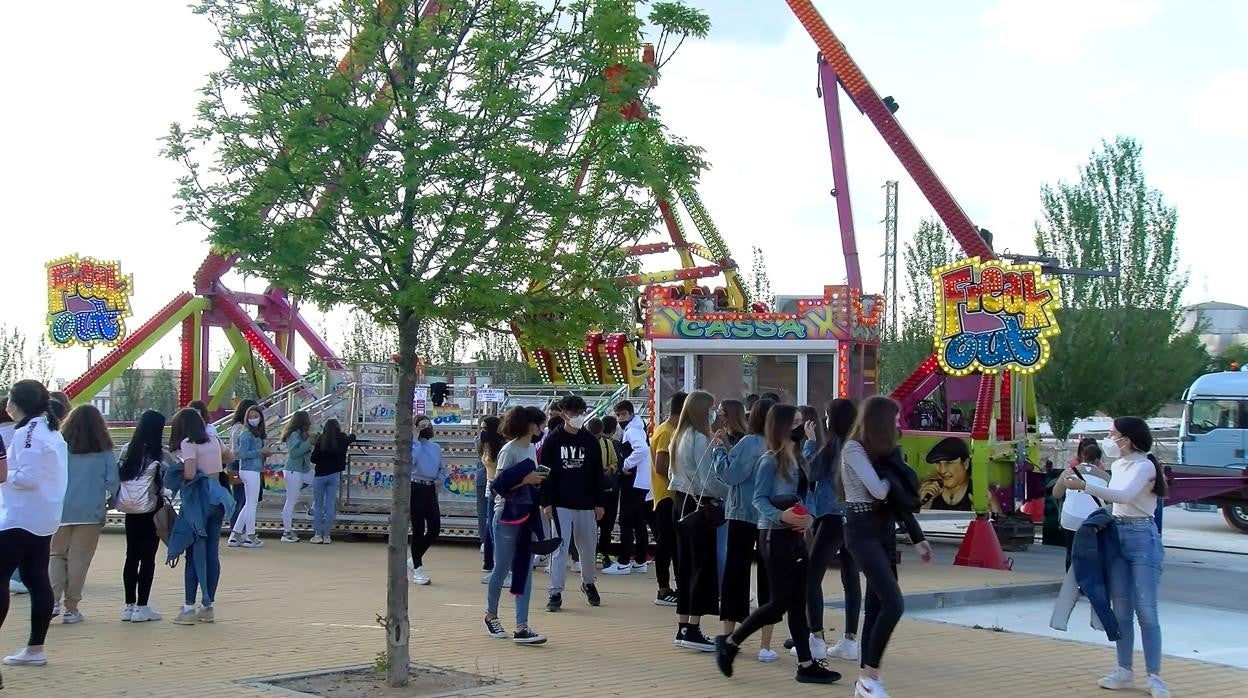 Jóvenes en la pasada feria de atracciones de Lucena