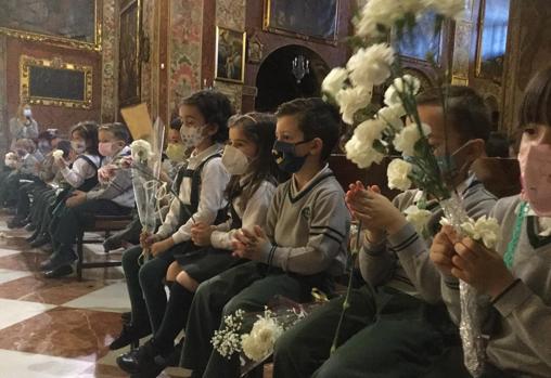 Los niños, durante la novena a la Virgen del Carmen en San Cayetano