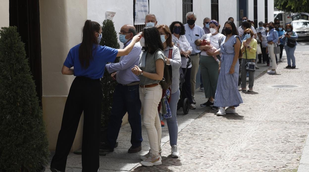 Cola en los Patios de Córdoba al sol este mayo de 2021