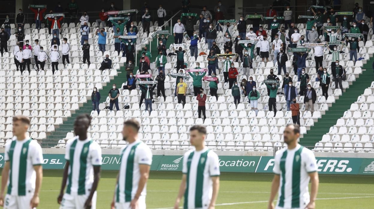 La afición, al inicio del Córdoba CF-Cádiz B, en el que se certificó el descenso