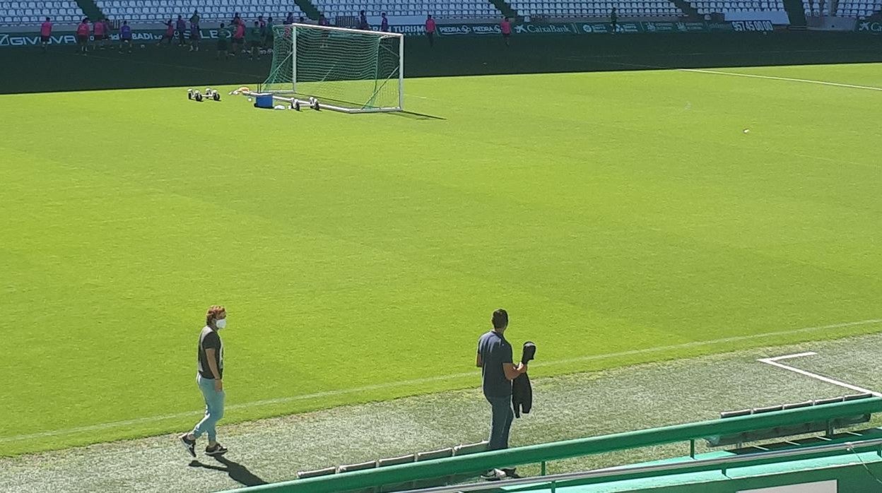 Juanito, a la derecha, junto a Raúl Cámara, a su llegada al entrenamiento del Córdoba CF