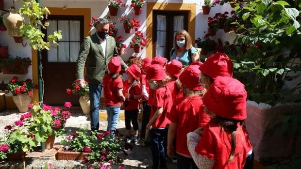 Casi 900 escolares han visitado los Patios de Córdoba en el año del centenario