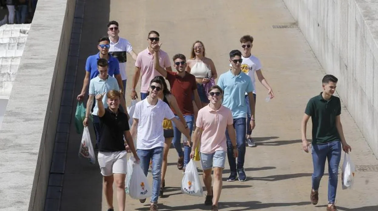 Un grupo de jóvenes antes de la pandemia camino de un botellón en el puente del Arenal