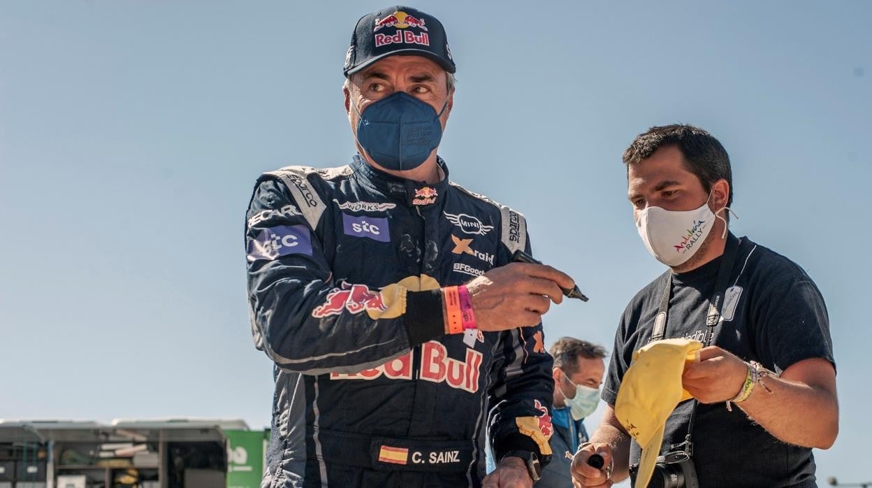 Carlos Sainz firma un autógrafo antes de salir en la segunda etapa en el Vivac en Cádiz