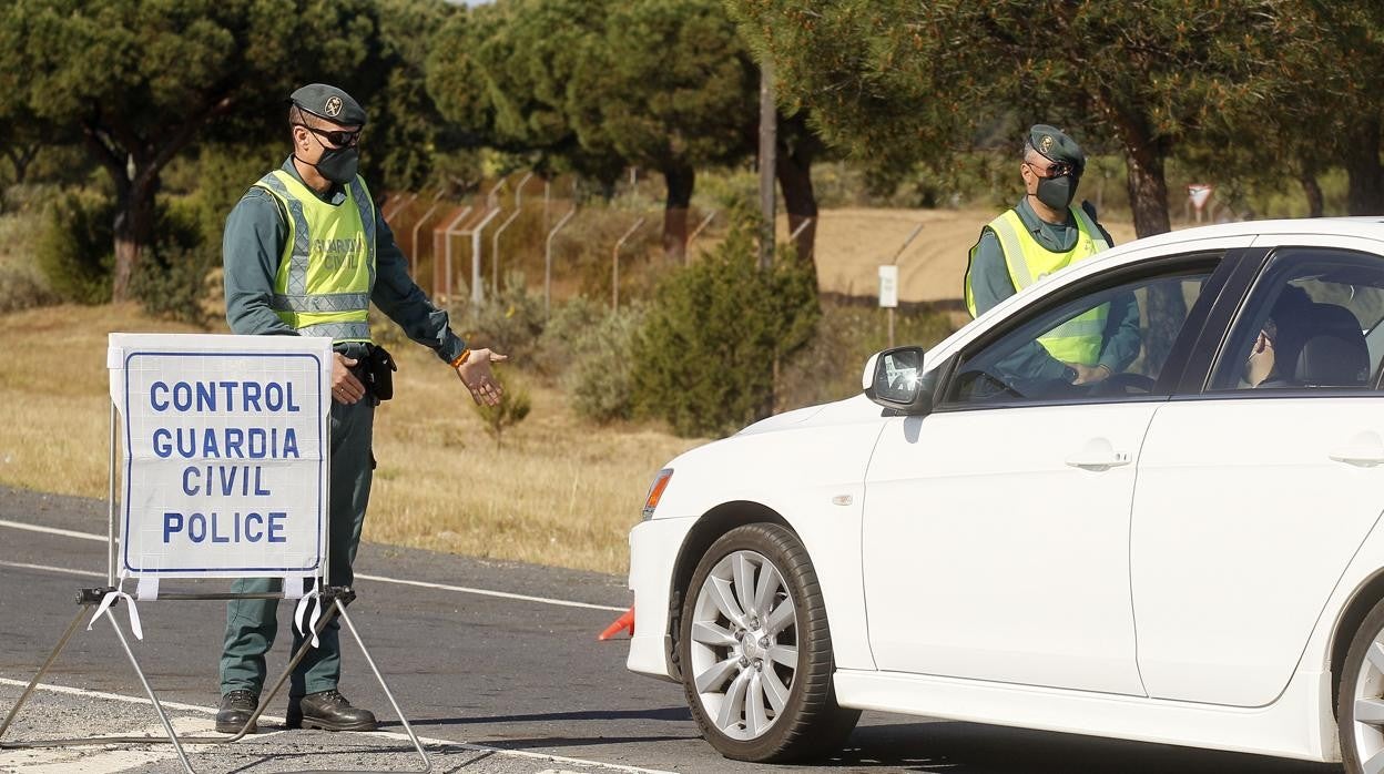 Control de la Guardia Civil en un acceso a Matalascañas