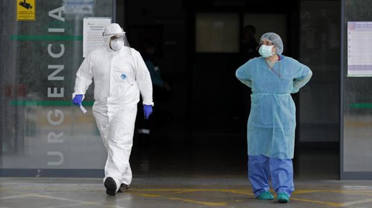 Dos empleados públicos de Salud, en la puerta de Urgencias del hospital Reina Sofía de Córdoba Valerio Merino