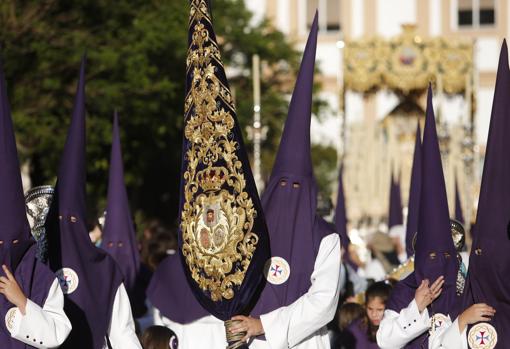 Estandarte de la Santa Faz delante del palio de la Virgen de la Trinidad