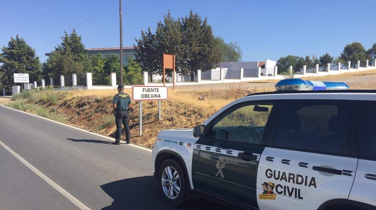 Un agente a la entrada de Fuente Obejuna