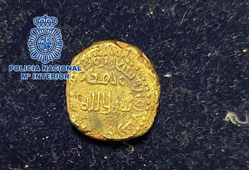 Dinar de oro bilingüe recuperado por la Policía el mes pasado